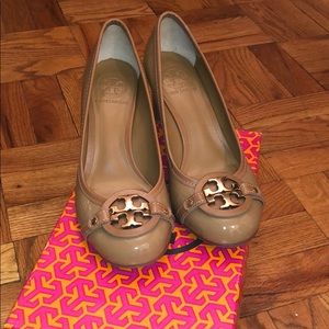 Tory Burch brown nude classic pumps